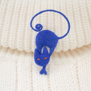 Royal blue cat brooch Needle felted animal brooch image 1