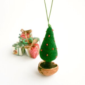Felt green Christmas tree, Walnut shell ornament, Holiday home decor