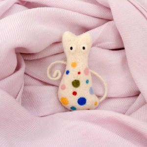 Polka dot Katzenbrosche, Gefilzte Katzenbrosche, Weiße Wollkatzenbrosche, Lustige Katzengeschenk, Regenbogen Katzenschmuck, Nadelfilzbrosche, Tier Anstecknadel
