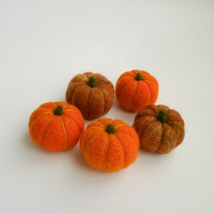 Set of five felted mini pumpkins, Primitive fall decor, Thanksgiving table and shelf decorations, Halloween orange party image 3