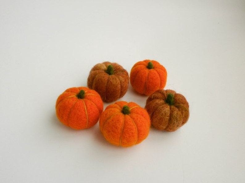 Set of five felted mini pumpkins, Primitive fall decor, Thanksgiving table and shelf decorations, Halloween orange party image 3