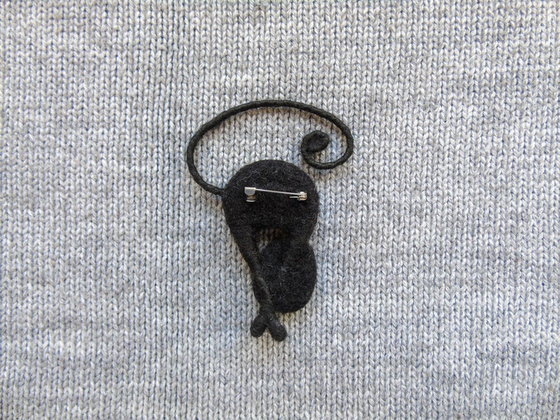 Black cat brooch, Needle felted Halloween animal pin, Cat lovers gift image 4