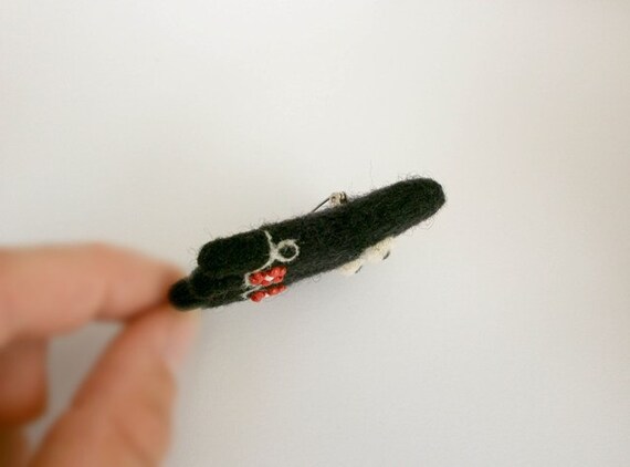 Broche Chat Noir Et Pelote De Laine Rouge – Émaillée – Animaux Mignons