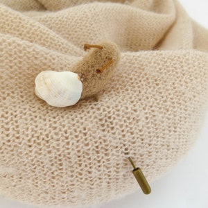 Snail stick pin, Needle felted snail brooch, Felt animal pin, Nature inspired jewelry, Seashell brooch, Small snail pin