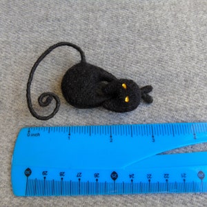 Black cat brooch, Needle felted Halloween animal pin, Cat lovers gift image 5