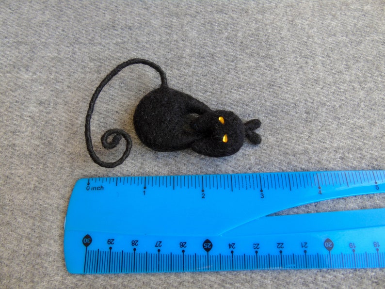 Black cat brooch, Needle felted Halloween animal pin, Cat lovers gift image 5