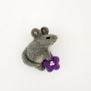 Grijze muisbroche, naaldvilten rattenspeld met violette bloem