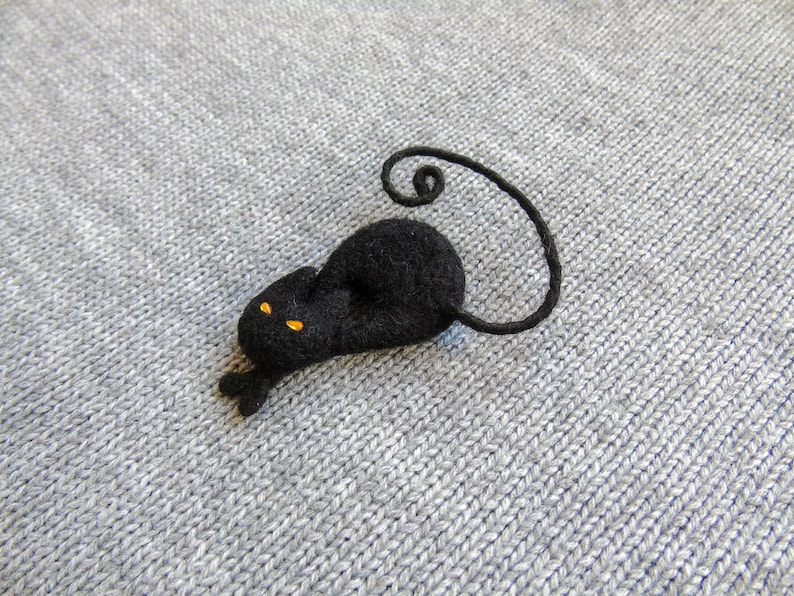 Black cat brooch, Needle felted Halloween animal pin, Cat lovers gift image 3