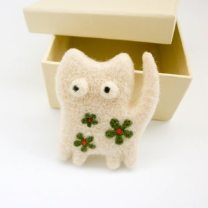 White Felt Cat Brooch, Needle Felted Animal Pin, Cute Kitten Jewelry, Handmade Gift for Cat Lovers