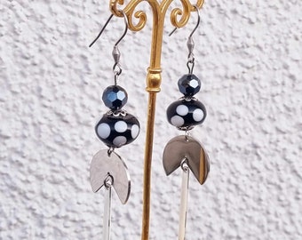 Boucles d oreilles artisanales en verre filé noir et à pois blanc