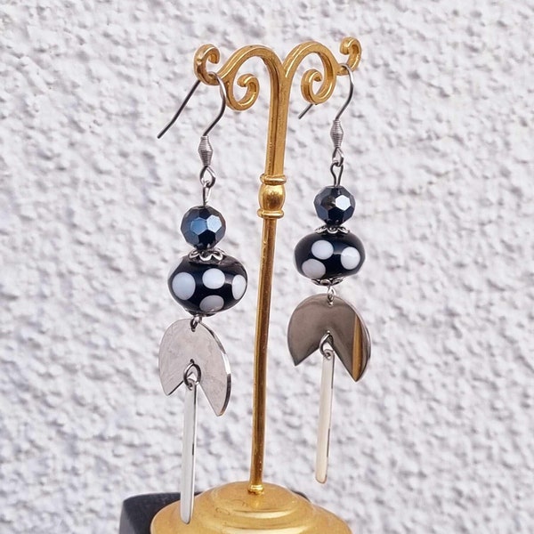 Boucles d oreilles artisanales en verre filé noir et à pois blanc