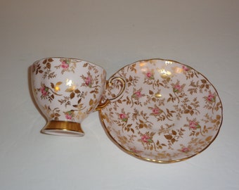 Tazza e piattino in chintz toscano rosa rosa e oro in fine bone china, prodotto in Inghilterra. Spedizione standard gratuita negli Stati Uniti.