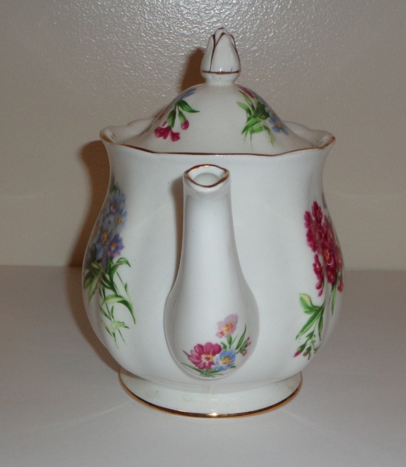 Royal Standard Princess Louise 4 Cup Teapot Bone China Made in England