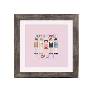 Pode incluir: Um desenho de ponto cruz emoldurado com fundo rosa. O desenho apresenta uma linha de cinco figuras pixeladas com o texto "BOYS OVER FLOWERS" acima.
