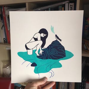 Puede incluir: Una ilustración en blanco y negro de una mujer en traje de baño que alcanza una roca con un pequeño pájaro posado en la cima. La roca y el agua se representan en tonos de azul y verde.