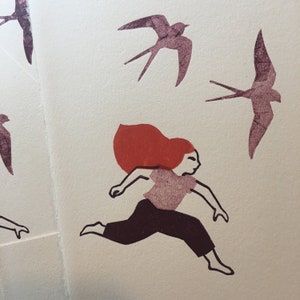 Op de afbeelding: Een persoon met rood haar die rent, met een rood shirt en een zwarte broek. De achtergrond is wit met verschillende bruine silhouetten van vogels.