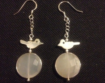 Boucles d'oreilles Pierre de lune blanche romantique avec des oiseaux de nacre