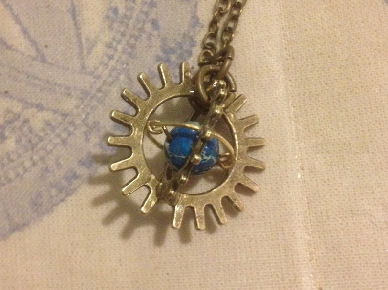 Pendentif sphère steampunk Armillery avec jaspe bleu de sédiments de mer et chaîne en laiton foncé image 1