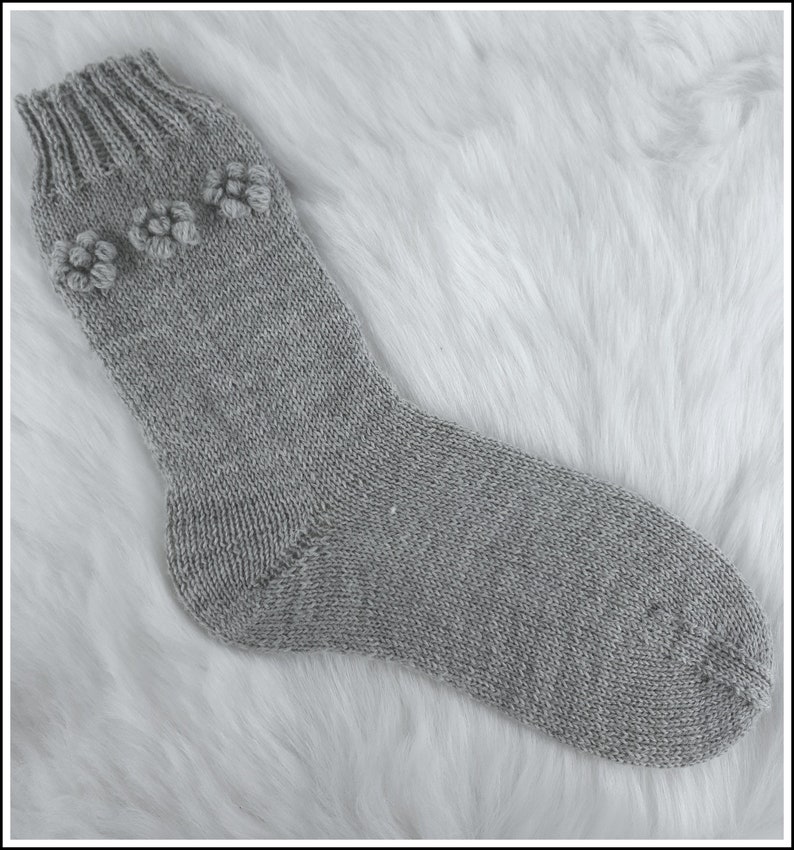 Strickanleitung Simply Flowers Socken