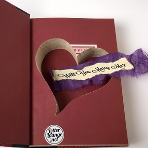 Książka Secret Stash HEART SHAPE HOLLOW, wycinana książka, wyjątkowy prezent zaręczynowy, propozycja, panna młoda i pan młody, prezent na pierwszą rocznicę, miłość, ukryta książka