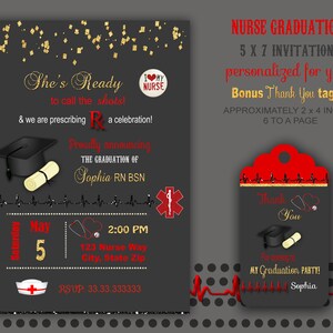Puede incluir: Una invitación de graduación negra y dorada para una enfermera. La invitación presenta un estetoscopio, un gorro de graduación y un rollo. El texto de la invitación dice "She's Ready to call the shots!" y "Proudly announcing the graduation of Sophia RN BSN". La invitación también incluye una etiqueta de agradecimiento con un estetoscopio, un gorro de graduación y un rollo. El texto de la etiqueta dice "Thank You for coming to my Graduation Party! Sophia".