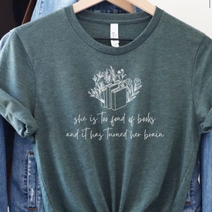 Louisa May Alcott Zitat T-Shirt: &quot;Sie ist zu gern Bücher&quot;