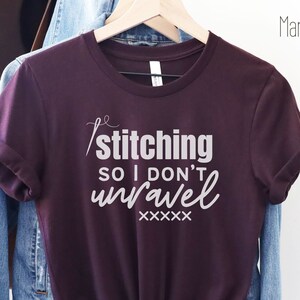 Stitching So I Don&#39;t Unravel camisa para punto de cruz y artesanos, regalo de punto de cruz, amante del punto de cruz, punto de cruz divertido, camisa de costura