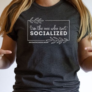 おもしろいホームスクールママのTシャツ：「私は社会化されていない人」