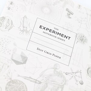 Może przedstawiać: Notatnik z serii "The Experiment Notebook Series" z papierem w kropki. Okładka zawiera ilustracje naukowe owad&oacute;w, kałamarnicy, serca i kształt&oacute;w geometrycznych. Tytuł notatnika jest wydrukowany w czarnym prostokącie.