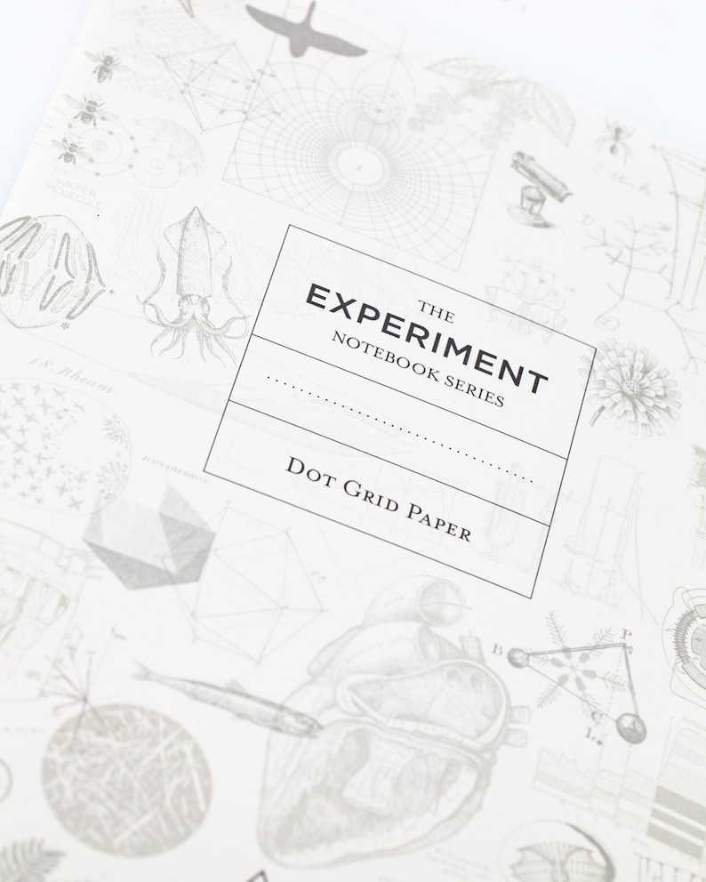 Może przedstawiać: Notatnik z serii "The Experiment Notebook Series" z papierem w kropki. Okładka zawiera ilustracje naukowe owad&oacute;w, kałamarnicy, serca i kształt&oacute;w geometrycznych. Tytuł notatnika jest wydrukowany w czarnym prostokącie.