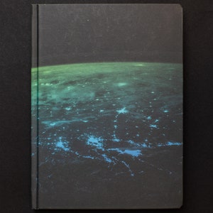 Rand van de atmosfeer Zwart papier Notebook | Astronomie Geschenken, Night Sky Print, Donkere Materie Notebook