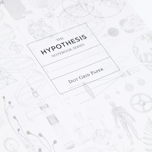 Puede incluir: Un cuaderno blanco con un dise&ntilde;o en negro y gris. El cuaderno tiene el texto "THE HYPOTHESIS NOTEBOOK SERIES" y "DOT GRID PAPER" en la portada.
