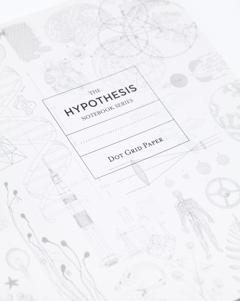 Puede incluir: Un cuaderno blanco con un dise&ntilde;o en negro y gris. El cuaderno tiene el texto "THE HYPOTHESIS NOTEBOOK SERIES" y "DOT GRID PAPER" en la portada.