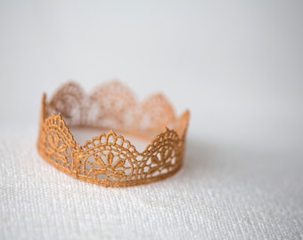 Couronne de dentelle dorée pour nouveau-né