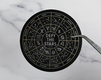 Trotseer de sterren | Zodiac Academy-sticker | Officieel gelicentieerd