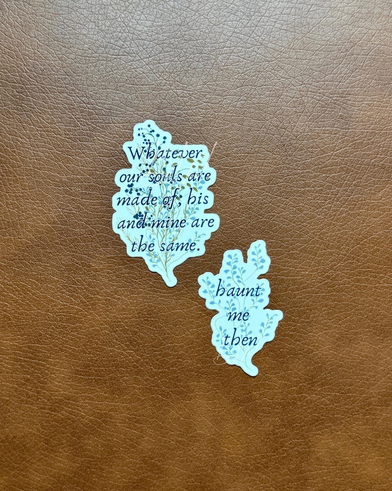 K&ouml;nnte beinhalten: Zwei gestanzte Aufkleber mit floralen Akzenten und Text. Auf einem Aufkleber steht: &bdquo;Was auch immer unsere Seelen ausmacht; seine und meine sind gleich.&ldquo; Auf dem anderen steht &bdquo;verfolge mich dann.&ldquo;