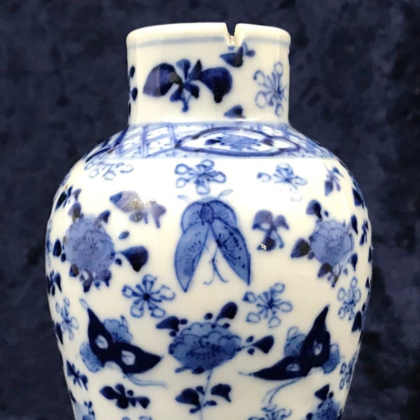 Ancien Vase chinois, bleu et blanc, peint, fin XIX ème siècle, à la main personnage marques, petit format, oiseaux et fleurs, Style Kangxi, rare