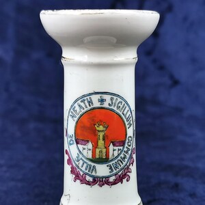 Antike Crested Ware, Crested China, Miniatur-Kerze, Ville de Neath, Sigillum Kommune, Neath Markt, seltene Miniatur, einzigartige Anzeige