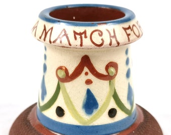 Bei Fault, Match Striker, Tisch Vesta, Match Holder, Slipware, Torquay Ware, ein Spiel für jeden Mann, Watcombe Torquay, Gothic Style, Hand Slip