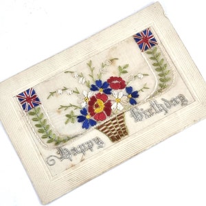 WWI Ephemera, Seidenpostkarte, Frontklappe, Happy Birthday, Florale Papierarbeit, Erster Weltkrieg, Rot Weiß und Blau, Patriotisch Antik, Korb