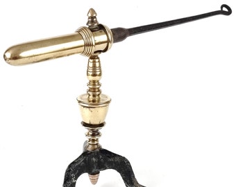 Ottone antico raro, ferro goffrato, ferro riscontro, XIX secolo, base a piedi, con poker, pezzo di dichiarazione, caratteristica tradizionale, centrotavola