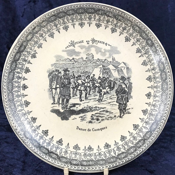 Assiette à dessert historique, noir et blanc, Choisy le roi, Français céramique, voyage en Russie, voyage en russe, danse de Cosaques, militaire