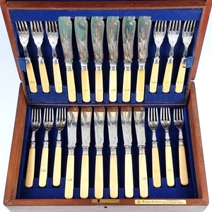 AT FAULT, Wooden Canteen, Twenty Four Piece Set, Silver Plate, Armorial Crest, Bone Handle, Mappin Brothers, Fish Eaters, Twelve Settings