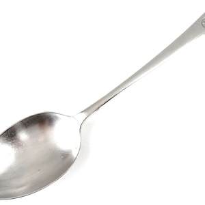 Puede incluir: Una cuchara de plata con un cuenco redondeado y un mango largo y delgado. El mango tiene un diseño decorativo en la parte superior.