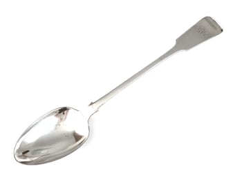 Op de afbeelding: Een zilveren lepel met een ronde kom en een lange, slanke steel. De steel is gegraveerd met het woord "Crown".