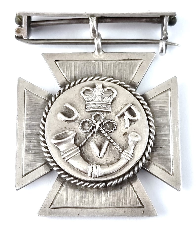 historical-medal-medal-with-bar-pin-by-the-officers-maltese-cross