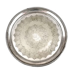 Prato de prata gasto, bandeja antiga pequena, 8 polegadas de lado externo, pés de pergaminho, padrão de contas, aparência desgastada, bandeja antiga, pequeno garçom, vitoriano