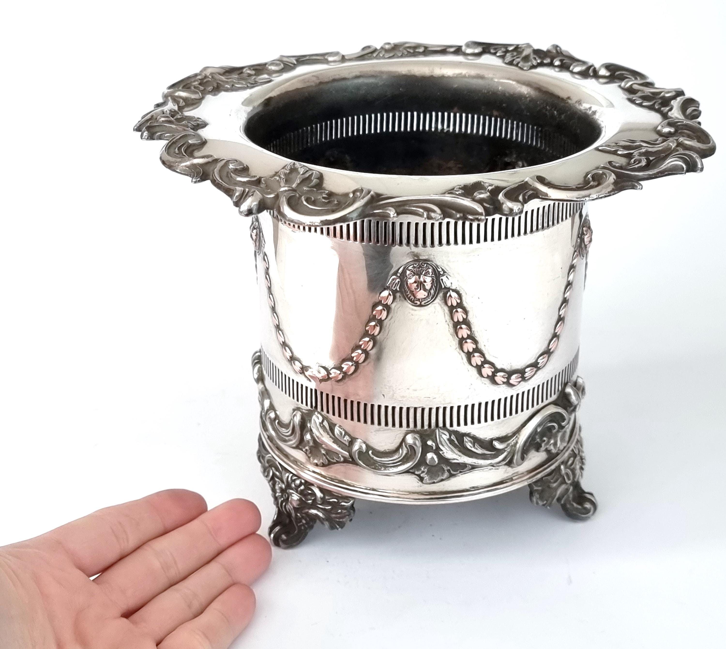 内側は擦り切れています。アンティークのボトルスタンド、印象的な