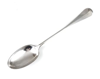 Op de afbeelding: Een zilveren lepel met een lange steel en een ovale kom. De lepel is gemaakt van glanzend, reflecterend metaal en staat tegen een witte achtergrond. De lepel is ontworpen om te serveren of te eten.