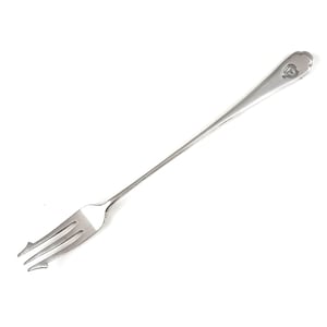 Puede incluir: Un tenedor de plata con un mango largo y tres dientes. El mango tiene un diseño decorativo y una pequeña letra "G" grabada.